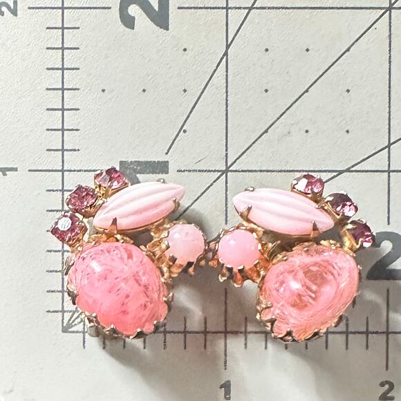 1950s 1960s vintage high end gold tone pink glass lucite beaded clip on earrings - Picture 8 of 8